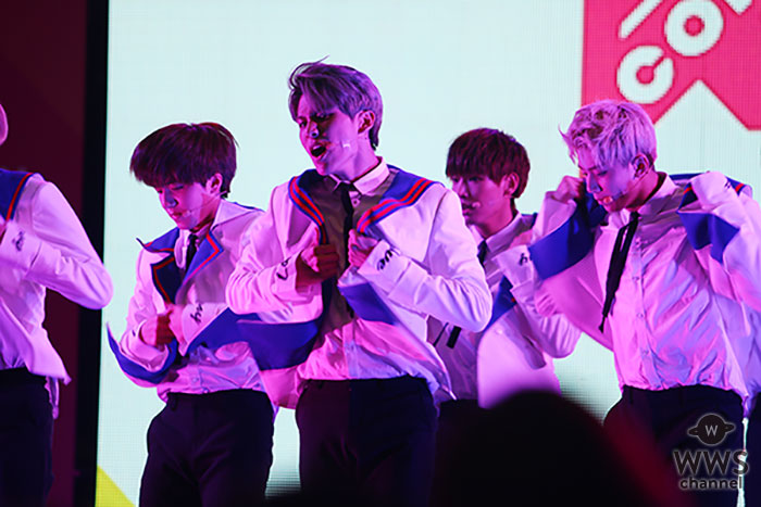 【写真特集】9人組韓国ダンスボーイズグループ・SF9が白衣装で圧巻のライブパフォーマンス！クイズコーナーではSEXYポーズも？！