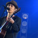 【ライブレポート】JAPAN JAMのSKY STAGEに結成30周年のスピッツが登場。懐かしのギターを手に90年代テレビ出演時の意外なエピソードを披露！