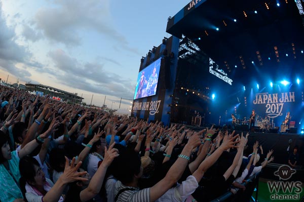 【ライブレポート】JAPAN JAMのSKY STAGEに結成30周年のスピッツが登場。懐かしのギターを手に90年代テレビ出演時の意外なエピソードを披露！