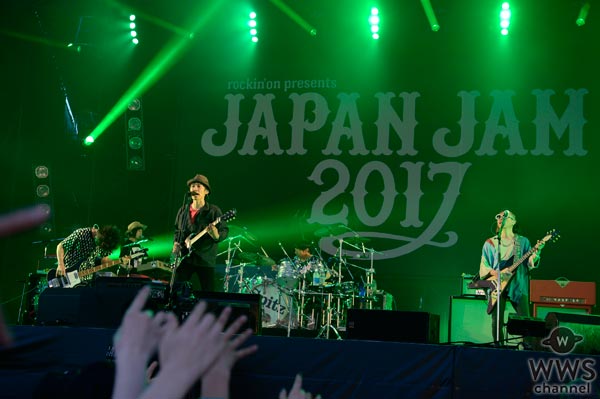 【ライブレポート】JAPAN JAMのSKY STAGEに結成30周年のスピッツが登場。懐かしのギターを手に90年代テレビ出演時の意外なエピソードを披露！