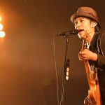 【ライブレポート】JAPAN JAMのSKY STAGEに結成30周年のスピッツが登場。懐かしのギターを手に90年代テレビ出演時の意外なエピソードを披露！