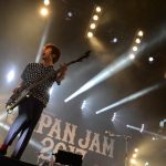 【ライブレポート】JAPAN JAMのSKY STAGEに結成30周年のスピッツが登場。懐かしのギターを手に90年代テレビ出演時の意外なエピソードを披露！