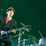【ライブレポート】JAPAN JAMのSKY STAGEに結成30周年のスピッツが登場。懐かしのギターを手に90年代テレビ出演時の意外なエピソードを披露！