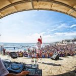 湘南乃風のHAN-KUN、地元湘南の海でフリーライブを実施！ニューアルバムより新曲を多数初披露！