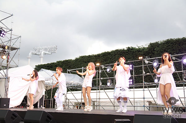 8月20日、第38回『神宮外苑花火大会』 が開催され、神宮軟式球場で行われたライブステージに男女混合パフォーマンスグループ・lolが出演した。 全身白衣装の夏コーデで登場したlolはEDMに合わせてノリノリのパフォーマンスでライブを盛り上げた。