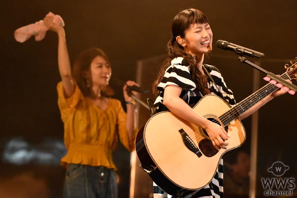 【ライブレポート】miwa、マリンボーダーTシャツワンピとツインテールで元気にサマソニに登場！”原点の弾き語り”ギター1本で『ヒカリヘ』を熱唱！