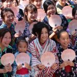 倉木麻衣が浴衣姿でダジャレ連発！？イベントで大ヒット曲『渡月橋 ～君想ふ～』をこの日だけの大合唱！