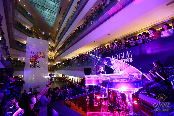 YOSHIKIスペシャルゲスト出演で、表参道ヒルズが一時騒然！ 「VOGUE FASHION’S NIGHT OUT 2017」オープニング・セレモニーで「Forever Love」「ENDLESS RAIN」2 曲を演奏し、3,400 名の観客を魅了！