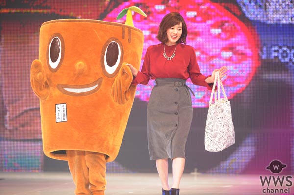 筧美和子が『神戸コレクション 2017 A/W』にダイエーキャラクターのモッくんと仲良く登場！