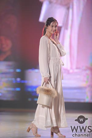 新川優愛が『神戸コレクション 2017 AUTUMN/WINTER』に登場！優しい笑顔で会場を魅了！