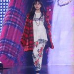 松井愛莉が神戸コレクション 2017 A/Wでトップバッターを務めるなど大歓声につつまれるランウェイに登場！