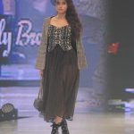 石田ニコルが『神戸コレクション 2017 AUTUMN/WINTER』でクールに魅せる！