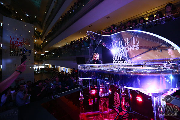 YOSHIKIスペシャルゲスト出演で、表参道ヒルズが一時騒然！ 「VOGUE FASHION’S NIGHT OUT 2017」オープニング・セレモニーで「Forever Love」「ENDLESS RAIN」2 曲を演奏し、3,400 名の観客を魅了！