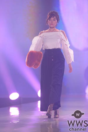 筧美和子が『神戸コレクション 2017 A/W』にダイエーキャラクターのモッくんと仲良く登場！