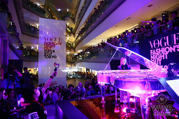 YOSHIKIスペシャルゲスト出演で、表参道ヒルズが一時騒然！ 「VOGUE FASHION’S NIGHT OUT 2017」オープニング・セレモニーで「Forever Love」「ENDLESS RAIN」2 曲を演奏し、3,400 名の観客を魅了！