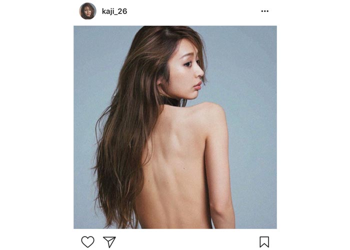 加治ひとみがセクシーな美背中を披露！「神BODY」と呼ばれる抜群のスタイルで魅了！