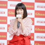 土屋太鳳、松井愛莉、広瀬すずが『ガーナ新CM発表会』でお互いの似顔絵ペイントに挑戦！その出来映えは！？