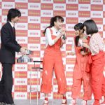 土屋太鳳、松井愛莉、広瀬すずが『ガーナ新CM発表会』でお互いの似顔絵ペイントに挑戦！その出来映えは！？