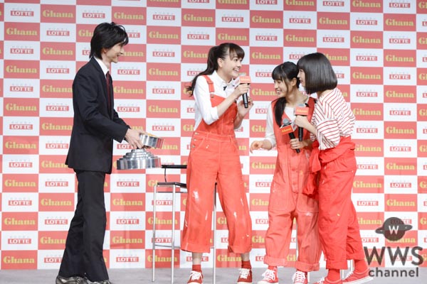 土屋太鳳、松井愛莉、広瀬すずが『ガーナ新CM発表会』でお互いの似顔絵ペイントに挑戦！その出来映えは！？