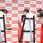 土屋太鳳、松井愛莉、広瀬すずが『ガーナ新CM発表会』でお互いの似顔絵ペイントに挑戦！その出来映えは！？