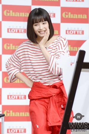 土屋太鳳、松井愛莉、広瀬すずが『ガーナ新CM発表会』でお互いの似顔絵ペイントに挑戦！その出来映えは！？