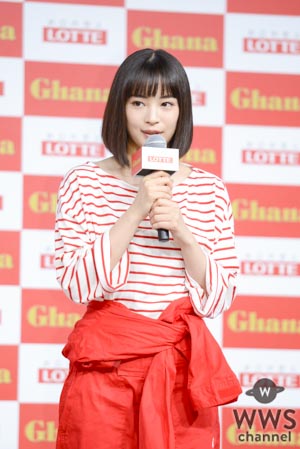 土屋太鳳、松井愛莉、広瀬すずが『ガーナ新CM発表会』でお互いの似顔絵ペイントに挑戦！その出来映えは！？