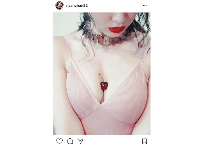 小嶋陽菜が胸元にチェリーを挟んだ大胆なSEXYショットを披露し話題騒然！「超セクシーですね」