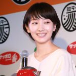 波瑠が『和ラー三重伊勢海老汁風』発売記念記者会見で、羽毛布団解禁宣言！