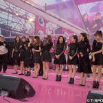 TWICEがお台場T-SPOOKに黒とピンクのコーディネートで登場！今年大ブレイクしたTTダンスで悪天候を吹き飛ばす！
