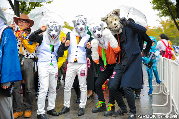 【写真特集】来場者がT-SPOOK2017で個性的なハロウィン仮装姿でパレードを盛り上げる！SEXYなゾンビから囚人やドナルドまで多彩なキャラクターに扮する！