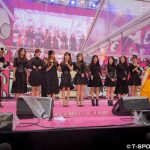 TWICEがお台場T-SPOOKに黒とピンクのコーディネートで登場！今年大ブレイクしたTTダンスで悪天候を吹き飛ばす！