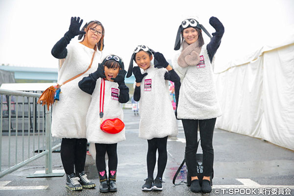 【写真特集】来場者がT-SPOOK2017で個性的なハロウィン仮装姿でパレードを盛り上げる！SEXYなゾンビから囚人やドナルドまで多彩なキャラクターに扮する！