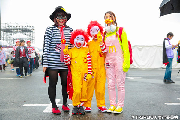 【写真特集】来場者がT-SPOOK2017で個性的なハロウィン仮装姿でパレードを盛り上げる！SEXYなゾンビから囚人やドナルドまで多彩なキャラクターに扮する！