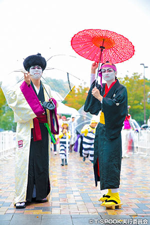 【写真特集】来場者がT-SPOOK2017で個性的なハロウィン仮装姿でパレードを盛り上げる！SEXYなゾンビから囚人やドナルドまで多彩なキャラクターに扮する！