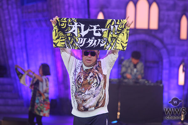 【写真特集】DJダイノジが『ランニングマン』から『Perfect Human』まで ノリノリのパフォーマンスで横浜ハロウィンを盛り上げる！