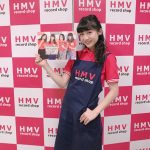渋谷に可愛すぎる店員現る !? キュートなエプロン姿の新井ひとみがHMVの店員に間違われるハプニングに？