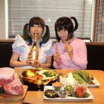 【動画】個性派コスプレイヤー翡翠ベル　松谷琉優がマイペースで可愛い過ぎる食レポ！？ もつ鍋にトマトすき焼き いい肉の日限定メニューを堪能！