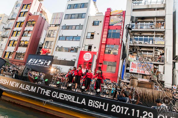 BiSHが道頓堀にて海賊船ゲリラライブを開催！「お騒がせしました、サンキュー！」