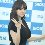 篠崎愛が手ブラショットも解禁のセクシーすぎる写真集「結晶」を発売！「白いビスチェは少し誘ってる感じでもセクシーな感じです」