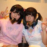 【動画】個性派コスプレイヤー翡翠ベル　松谷琉優がマイペースで可愛い過ぎる食レポ！？ もつ鍋にトマトすき焼き いい肉の日限定メニューを堪能！