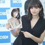 篠崎愛が手ブラショットも解禁のセクシーすぎる写真集「結晶」を発売！「白いビスチェは少し誘ってる感じでもセクシーな感じです」