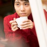 羽生結弦がエプロン姿でオリジナルホットチョコレートづくりに挑戦！「ほっとします・・・ホットチョコだけに（笑）」