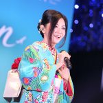 倉木麻衣がエメラルドグリーンの着物姿で ライブパフォーマンス！羽田空港点灯式を「ここは光が生きている感じ」と独自の世界観で包み込む！