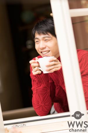 羽生結弦がエプロン姿でオリジナルホットチョコレートづくりに挑戦！「ほっとします・・・ホットチョコだけに（笑）」