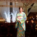 倉木麻衣がエメラルドグリーンの着物姿で ライブパフォーマンス！羽田空港点灯式を「ここは光が生きている感じ」と独自の世界観で包み込む！