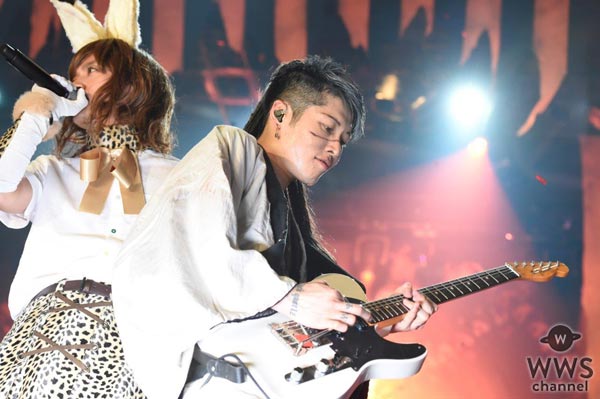 MIYAVI、HYDEの競演！VAMPS主宰『HALLOWEEN PARTY』2日目に迫真のギターとボーカルのバトル！