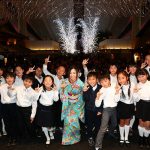 倉木麻衣がエメラルドグリーンの着物姿で ライブパフォーマンス！羽田空港点灯式を「ここは光が生きている感じ」と独自の世界観で包み込む！