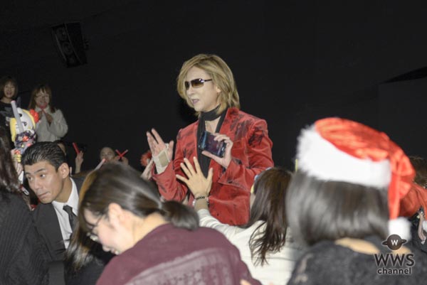 YOSHIKIがクリスマスに六本木でトークショー開催！ 「クリスマス・イブは友達のLUNA SEAのライブを見に行きました。静かにドラムを叩くわけにはいかない・・・」鉄拳がスペシャルゲストで登場しYOSHIKIを描いた画をプレゼント！？