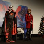 YOSHIKIがクリスマスに六本木でトークショー開催！ 「クリスマス・イブは友達のLUNA SEAのライブを見に行きました。静かにドラムを叩くわけにはいかない・・・」鉄拳がスペシャルゲストで登場しYOSHIKIを描いた画をプレゼント！？