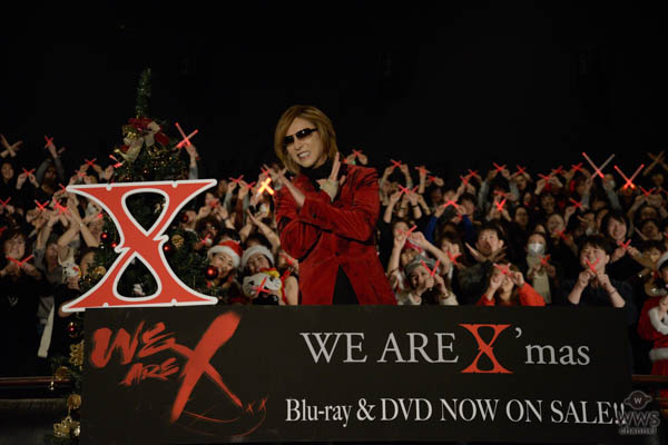 YOSHIKIがクリスマスに六本木でトークショー開催！ 「クリスマス・イブは友達のLUNA SEAのライブを見に行きました。静かにドラムを叩くわけにはいかない・・・」鉄拳がスペシャルゲストで登場しYOSHIKIを描いた画をプレゼント！？